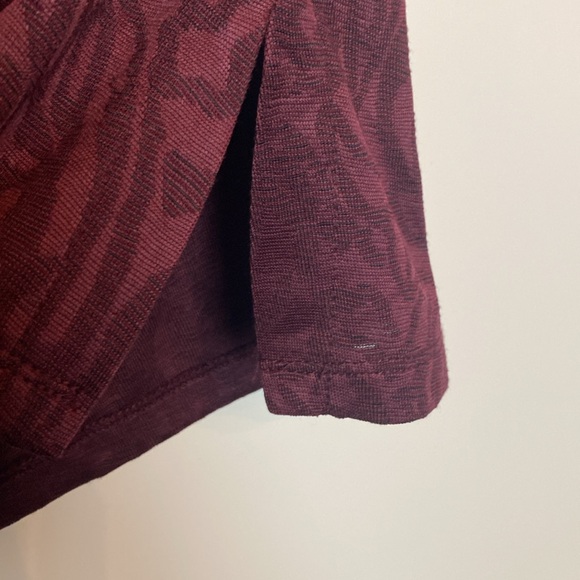 Chico’s Women Textured Ruched Sleeve Top Size 0 Maroon 3/4 Sleeves Blouse Office - Picture 5 of 11